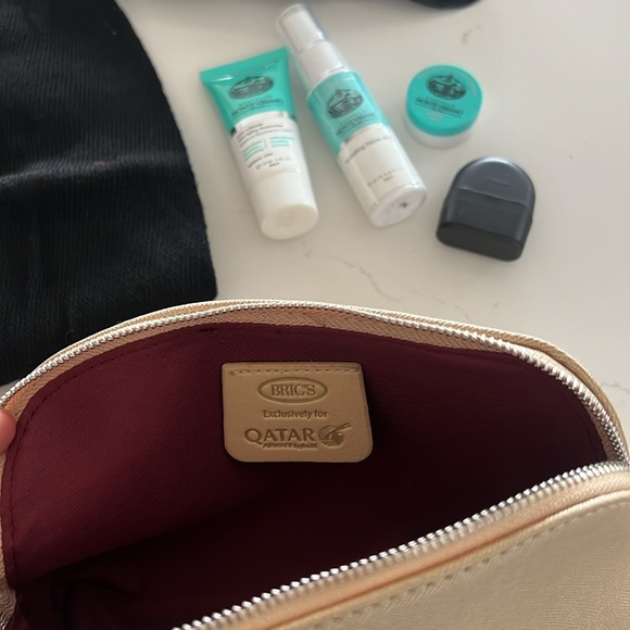 Qatar Airlines Amenity Toiletry Kit Bag - Picture 2 of 3
